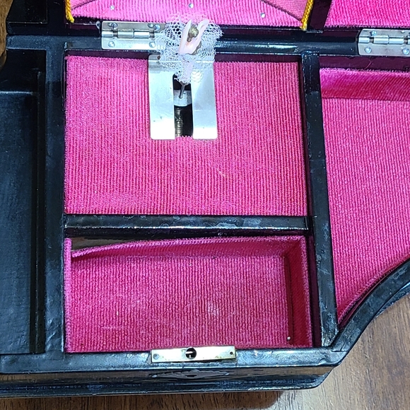 Vintage Japanese handpainted black lacquer jewelry music box. - Picture 9 of 9